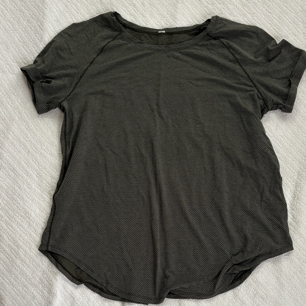 Lululemon size 8 workout top.